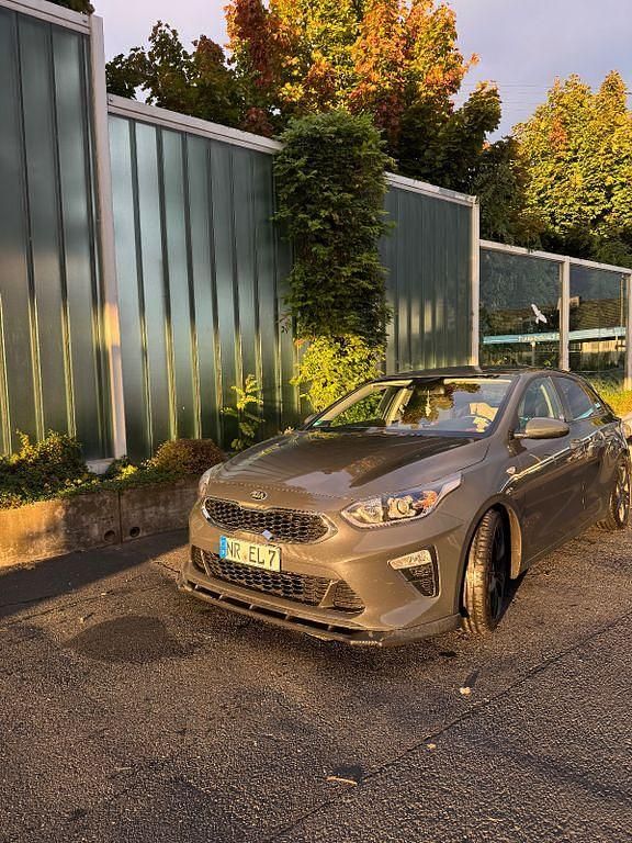 Grau Gebraucht 2019 Kia Ceed Edition 7 Limousine | 12.000 € (Fairer Preis) - Bild 1/4