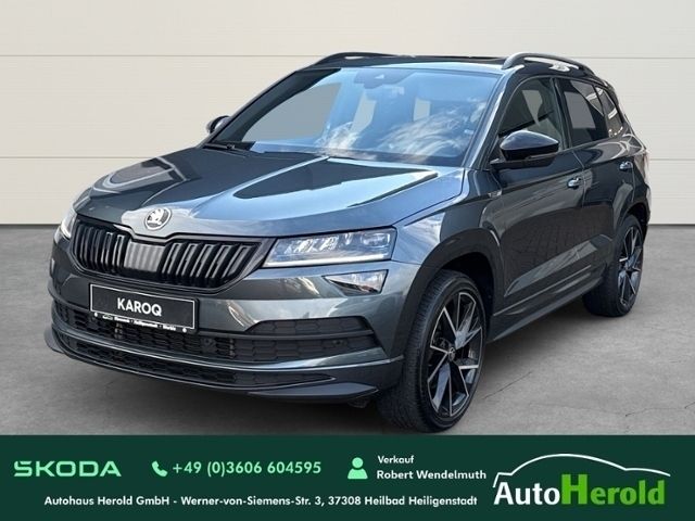 Grau (quarzgrau metallic) met. Gebraucht 2021 Skoda Karoq SportLine SUV | 32.491 € (Fairer Preis) - Bild 1/4