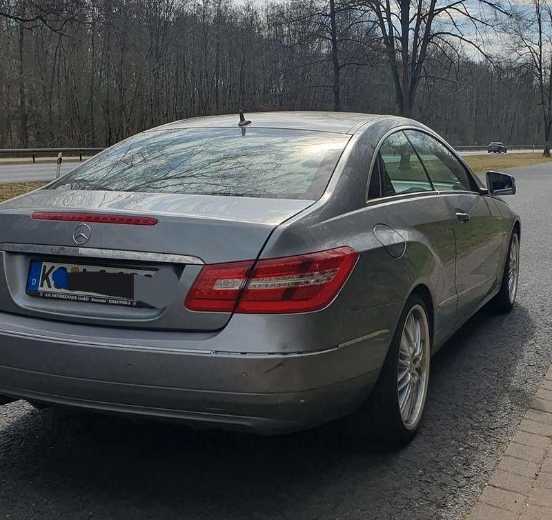 Grau Gebraucht 2011 Mercedes E250 Coupé | 12.800 € (Etwas zu teuer) - Bild 1/4