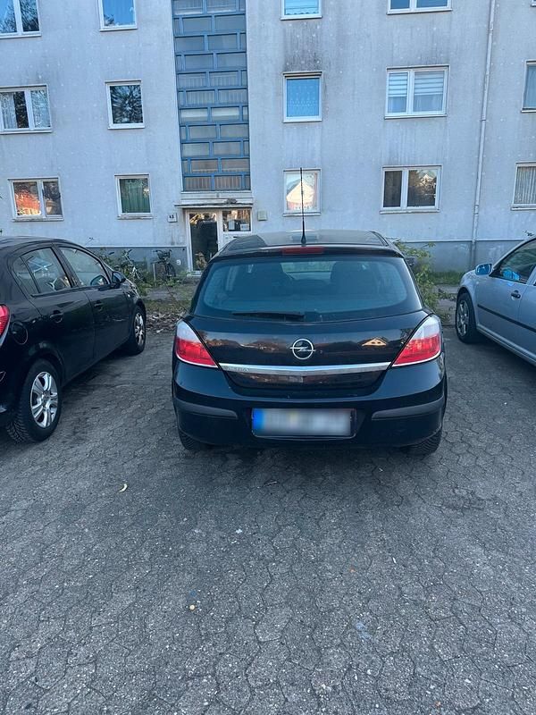 Second-hand Opel Astra 105 CP (77 kW) 2004 Negru Hatchback