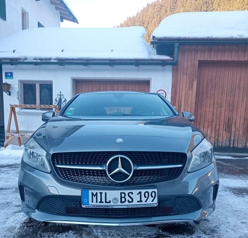 Grau Gebraucht 2016 Mercedes A180 Limousine | 13.400 € (Guter Preis) - Bild 1/4