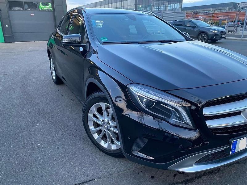 Schwarz Gebraucht 2015 Mercedes GLA180 SUV | 15.990 € (Fairer Preis) - Bild 1/4