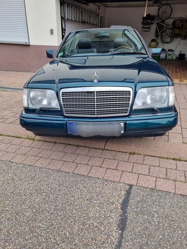 Grün Gebraucht 1994 Mercedes E320 Cabrio | 26.000 € - Bild 1/4
