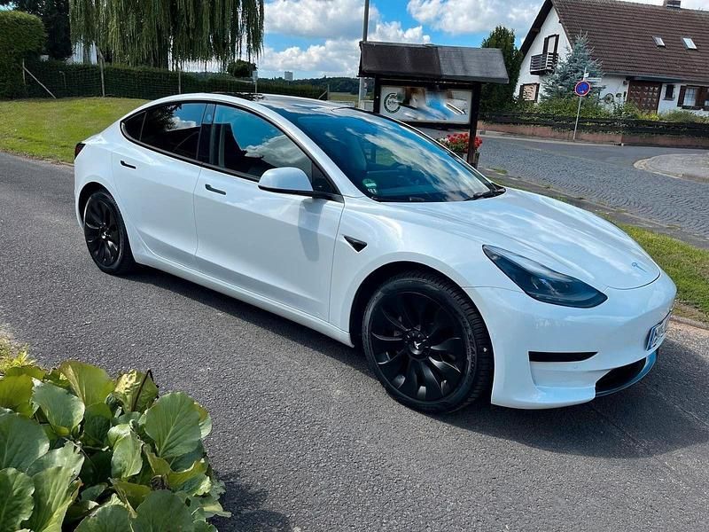 Weiß Gebraucht 2022 Tesla Model 3 Standard Range Limousine | 25.700 € (Fairer Preis) - Bild 1/4