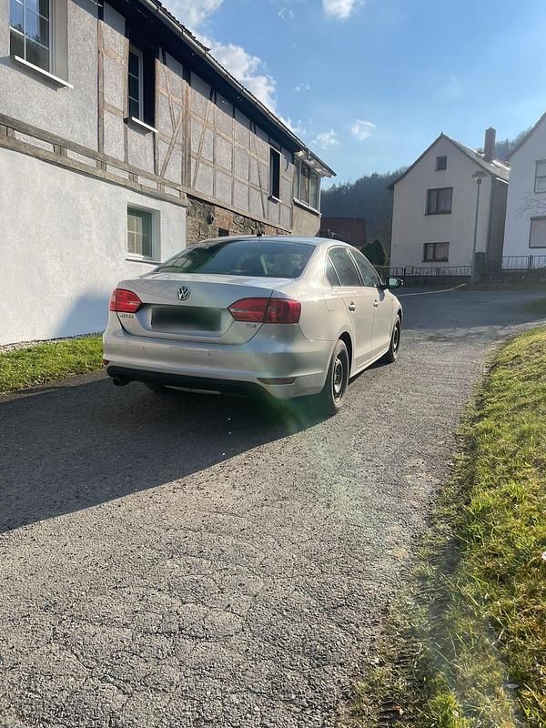 Gebraucht VW Jetta 105 PS (77 kW) 2012 Silber Limousine