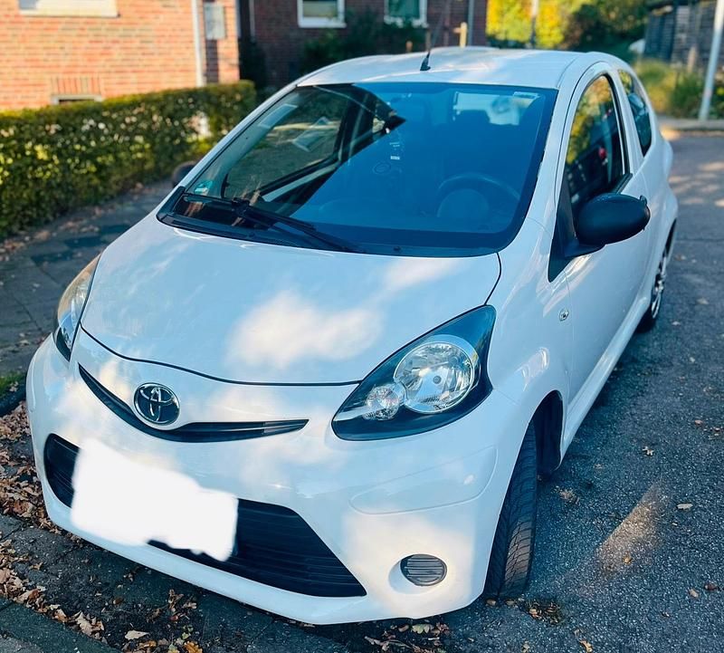 Weiß Gebraucht 2012 Toyota Aygo Kleinwagen | 3.250 € (Superpreis) - Bild 1/4