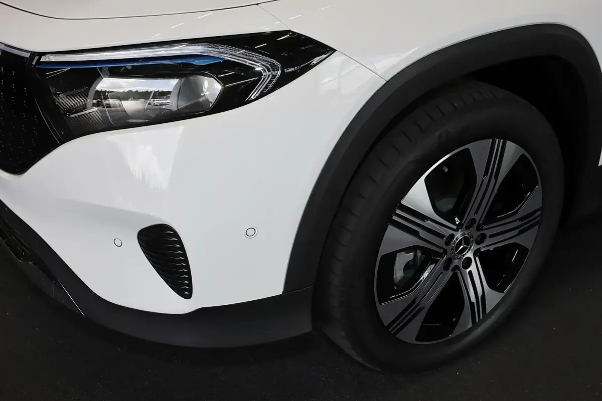 Gebraucht Mercedes EQB300 167 kW (228 PS) 2025 Unilack polarweiß SUV
