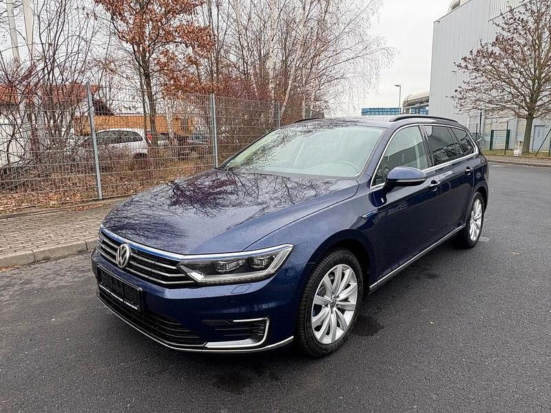 Blau Gebraucht 2017 VW Passat GTE Kombi | 11.490 € (Superpreis) - Bild 1/4