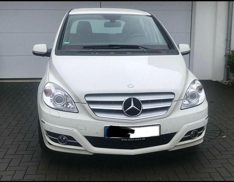 Weiß Gebraucht 2010 Mercedes B200 Van / Kleinbus | 3.499 € (Fairer Preis) - Bild 1/4