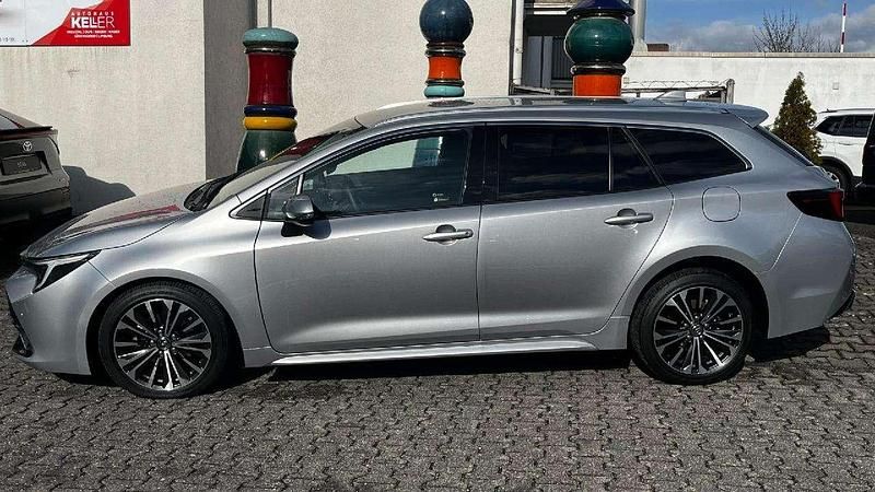 Gebraucht Toyota Corolla Hybrid 140 PS (102 kW) 2025 Shimmering silver metallic Kombi