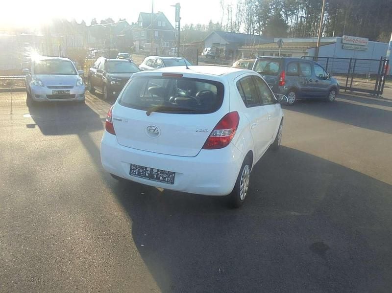 Gebraucht Hyundai i20 Edition 77 PS (56 kW) 2011 Weiß Kleinwagen