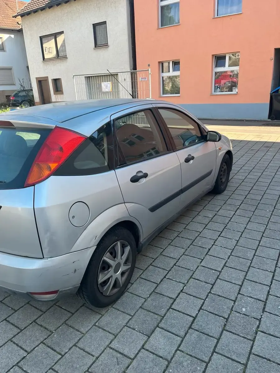 Brugt Ford Focus 100 HK (73 kW) 2000 Sølv Sedan