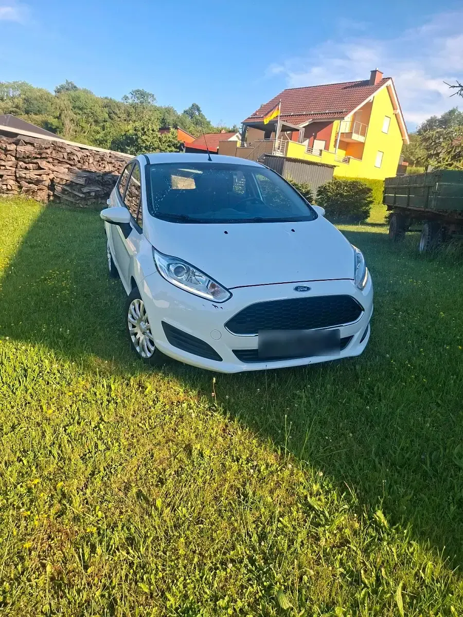 Gebraucht Ford Fiesta 80 PS (58 kW) 2016 Weiß Kleinwagen