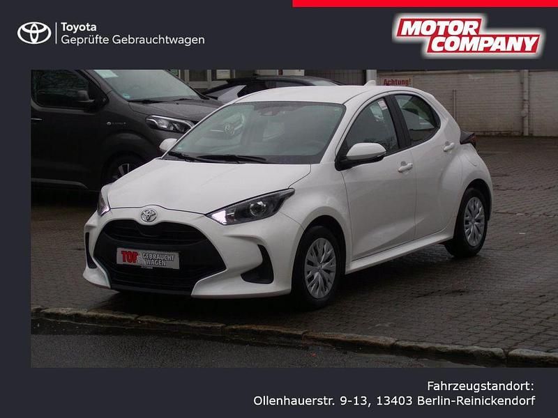 Schneeweiß Gebraucht 2023 Toyota Yaris Basis Limousine | 15.980 € (Fairer Preis) - Bild 1/4
