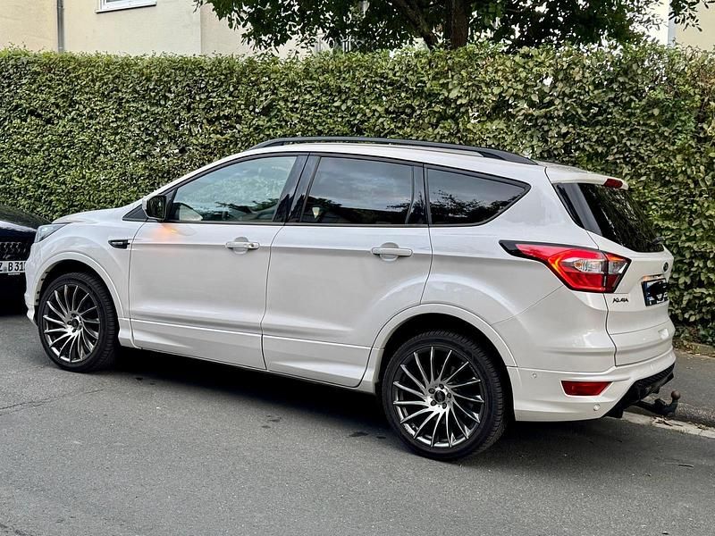 Gebraucht Ford Kuga ST-Line 150 PS (110 kW) 2019 Weiß SUV