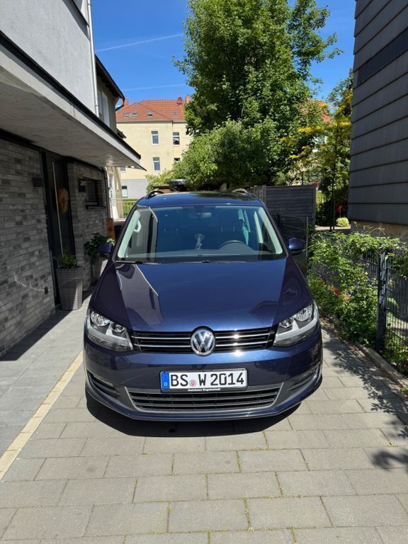 Blau Gebraucht 2016 VW Sharan Comfortline Van / Kleinbus | 15.995 € (Guter Preis) - Bild 1/4