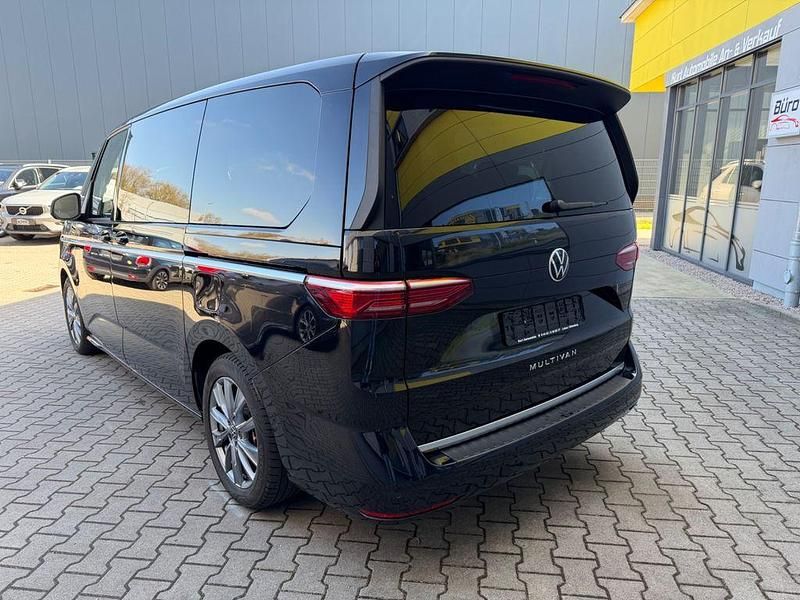 Second-hand VW Multivan 150 CP (110 kW) 2023 Negru Monovolum