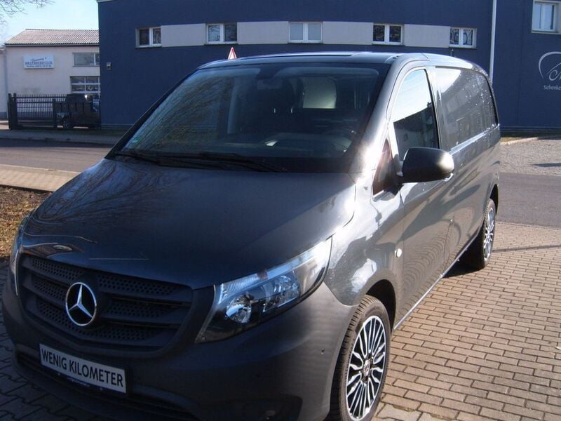 Schwarz Gebraucht 2019 Mercedes Vito Van / Kleinbus | 23.990 € (Fairer Preis) - Bild 1/4