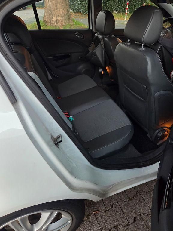 Używany Opel Corsa Edition 90 KM (66 kW) 2009 Biały Sedan/Limuzyna