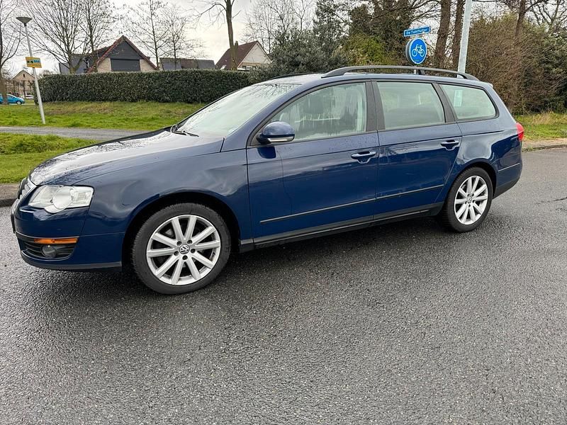 Usata VW Passat 110 CV (80 kW) 2009 Blu Station wagon