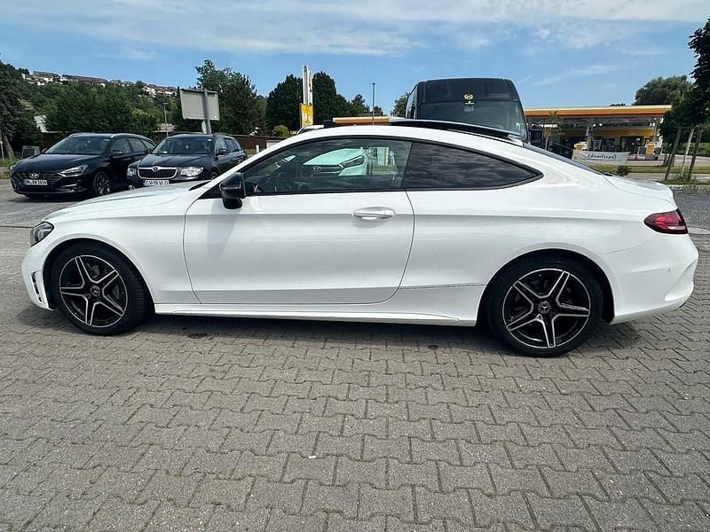 Weiß Gebraucht 2019 Mercedes C200 AMG line Coupé | 27.900 € (Fairer Preis) - Bild 1/4