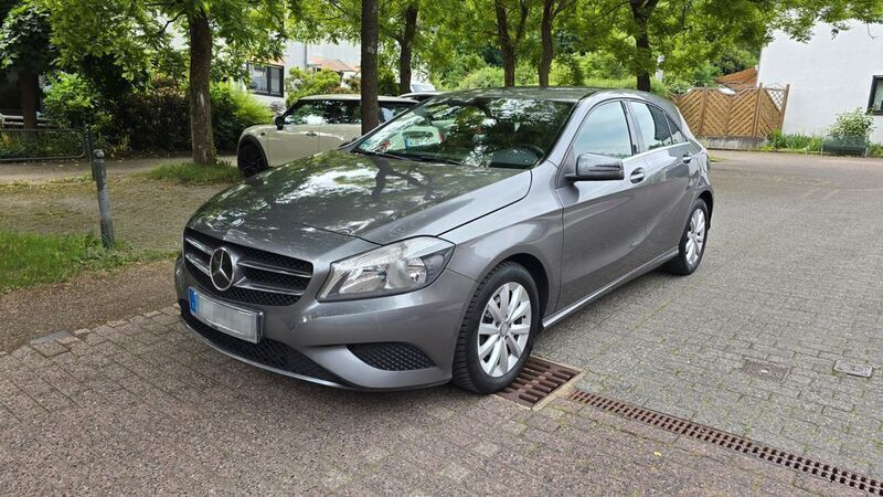 Grau Gebraucht 2013 Mercedes A180 Style Limousine | 8.500 € (Fairer Preis) - Bild 1/4