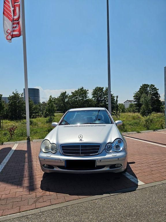 Silber Gebraucht 2001 Mercedes C200 Avantgarde Limousine | 1.500 € - Bild 1/4