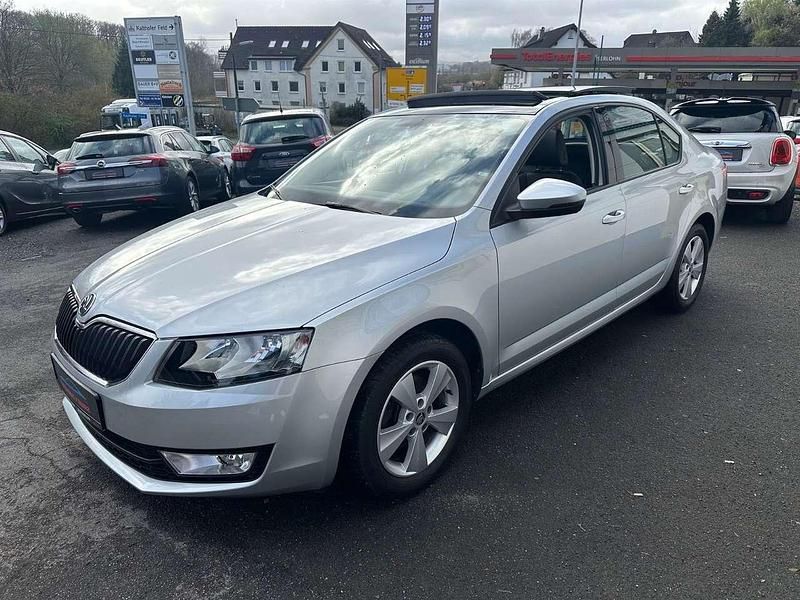 Gebraucht Skoda Octavia Elegance 140 PS (102 kW) 2014 Stribrna brilliant/ brilliants Kleinwagen
