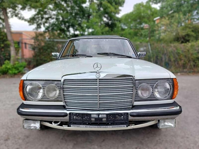 Gebraucht Mercedes 230 136 PS (100 kW) 1982 Weiß