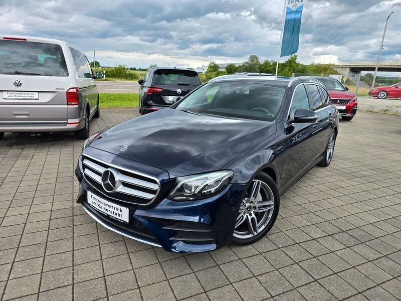 Blau Gebraucht 2017 Mercedes E220 AMG line Limousine | 21.999 € (Superpreis) - Bild 1/4