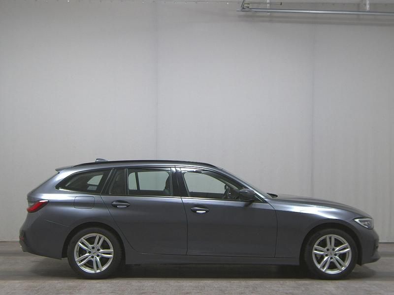 Grau Gebraucht 2021 BMW 330e Sport Line Kombi | 15.890 € (Superpreis) - Bild 1/4