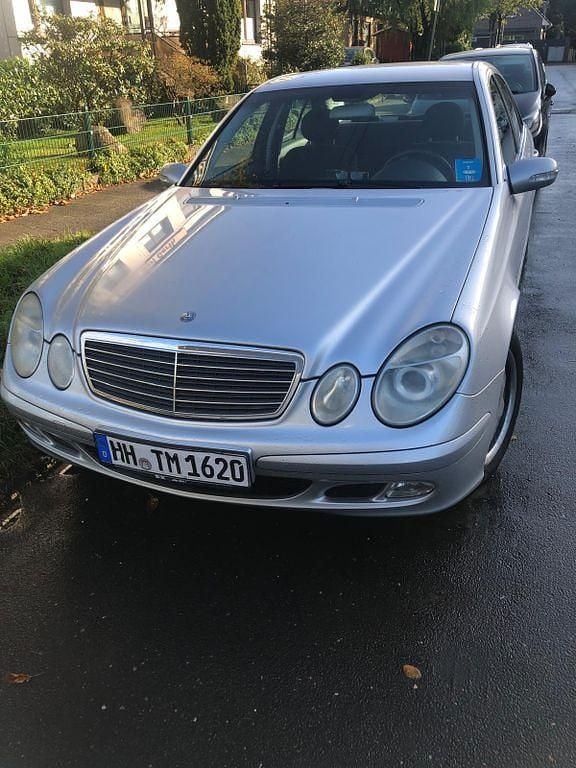 Silber Gebraucht 2002 Mercedes E220 Classic Limousine | 2.500 € (Fairer Preis) - Bild 1/4