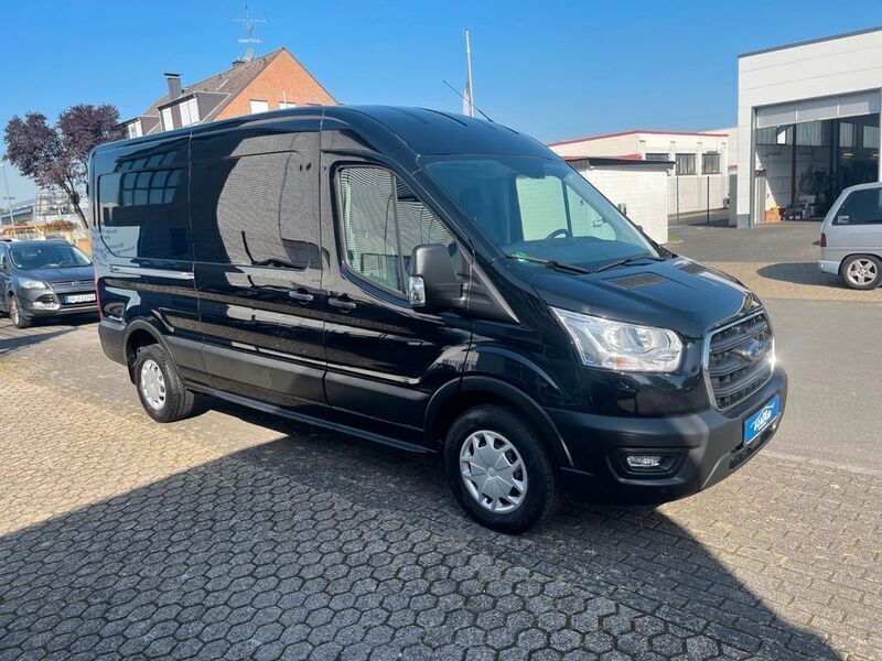 Gebraucht Ford Transit Trend 131 PS (96 kW) 2020 Obsidianschwarz metallic Van / Kleinbus