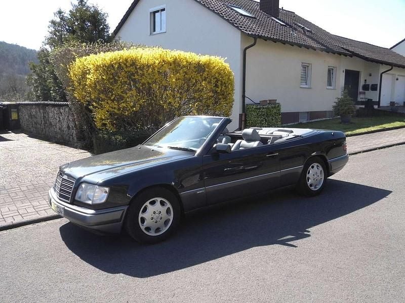 Schwarz Gebraucht 1993 Mercedes 220 Sportline Cabrio | 22.200 € - Bild 1/4