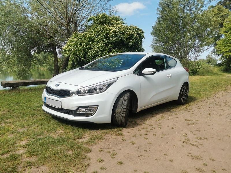 Weiß Gebraucht 2013 Kia Ceed Spirit Limousine | 14.999 € (Teuer) - Bild 1/4