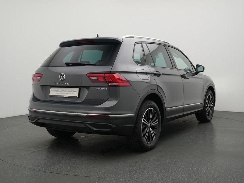 Gebraucht VW Tiguan Active 245 PS (180 kW) 2022 Grau / delfingrau (metallic) SUV
