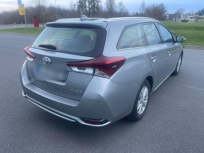 Gebraucht Toyota Auris 112 PS (82 kW) 2015 Grau Limousine