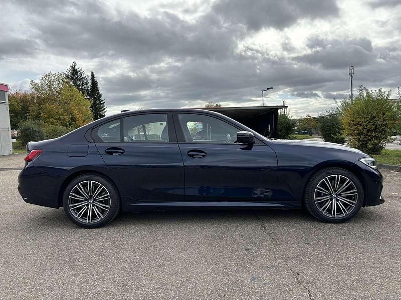 Gebraucht BMW 330e M Sport 184 PS (135 kW) 2019 Blau Limousine
