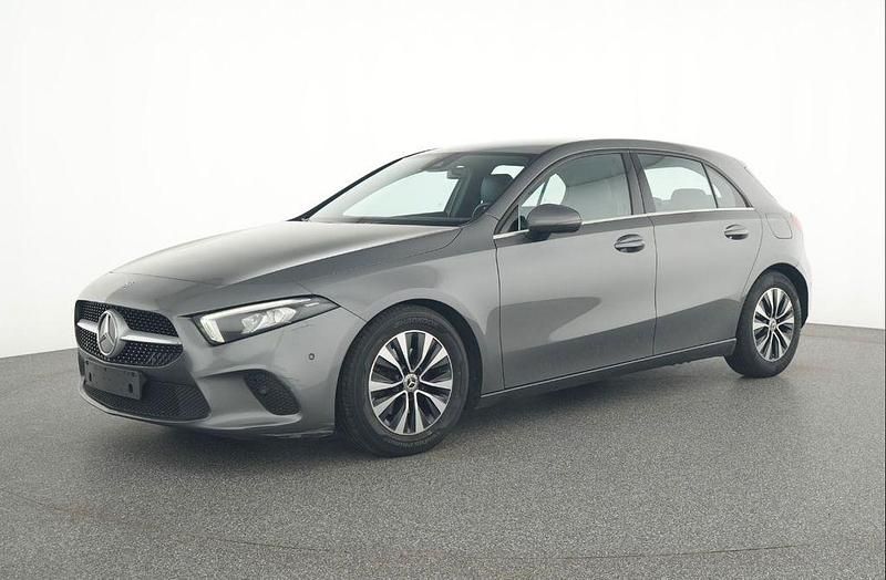Grau Gebraucht 2020 Mercedes A180 Limousine | 15.800 € (Fairer Preis) - Bild 1/4