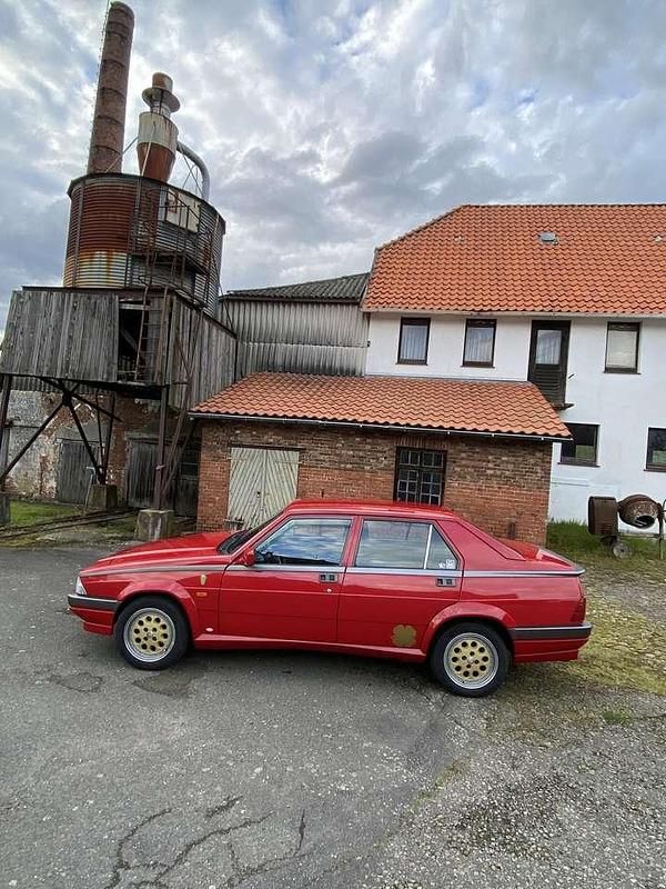 Gebraucht Alfa Romeo 75 120 PS (88 kW) 1992 Rot Limousine