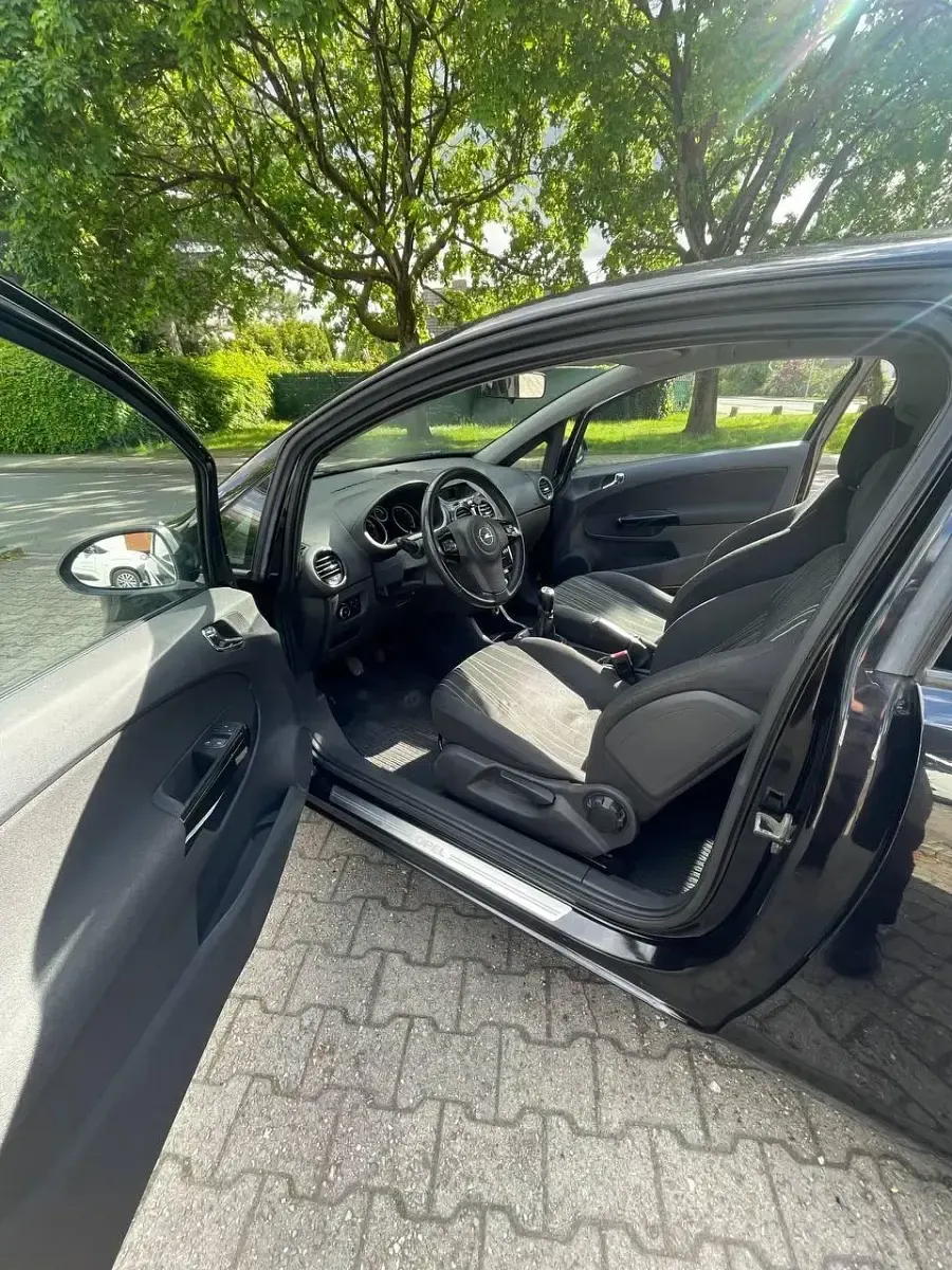 Używany Opel Corsa 70 KM (51 kW) 2010 Czarny Hatchback