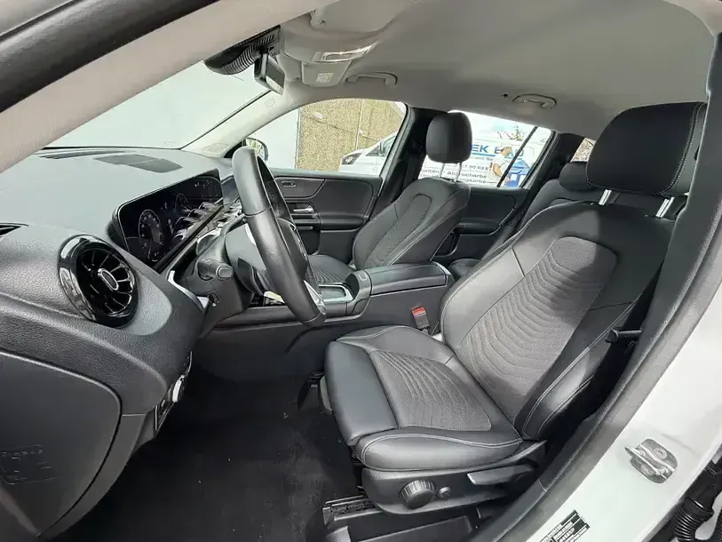 Gebraucht Mercedes GLB200 150 PS (110 kW) 2024 Digitalweiss  metalliclack SUV