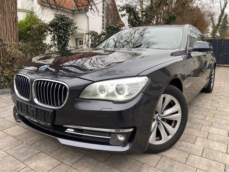 Grau Gebraucht 2014 BMW 740 Limousine | 15.990 € - Bild 1/4