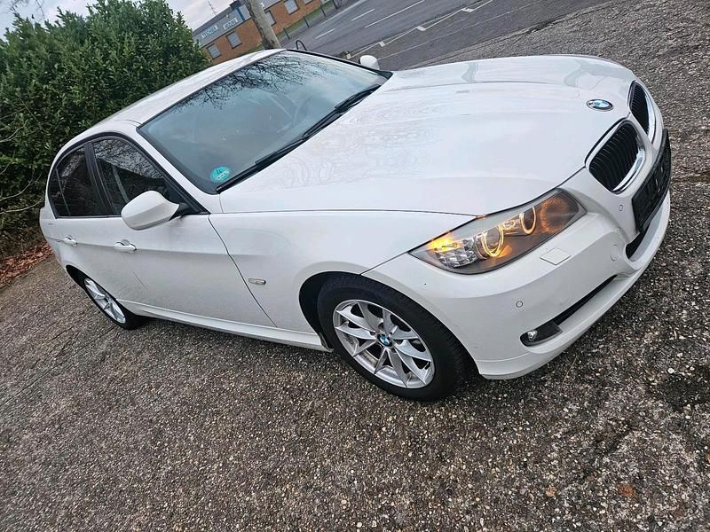 Weiß Gebraucht 2010 BMW 320 Limousine | 4.990 € (Guter Preis) - Bild 1/4