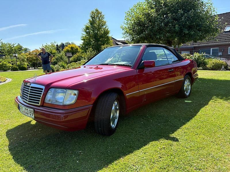Rot Gebraucht 1994 Mercedes E200 Cabrio | 32.500 € - Bild 1/4