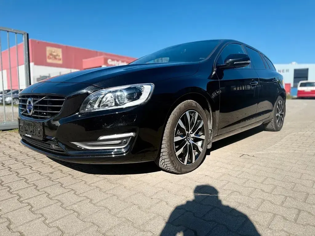 Używany Volvo V60 150 KM (110 kW) 2017 Czarny Kombi