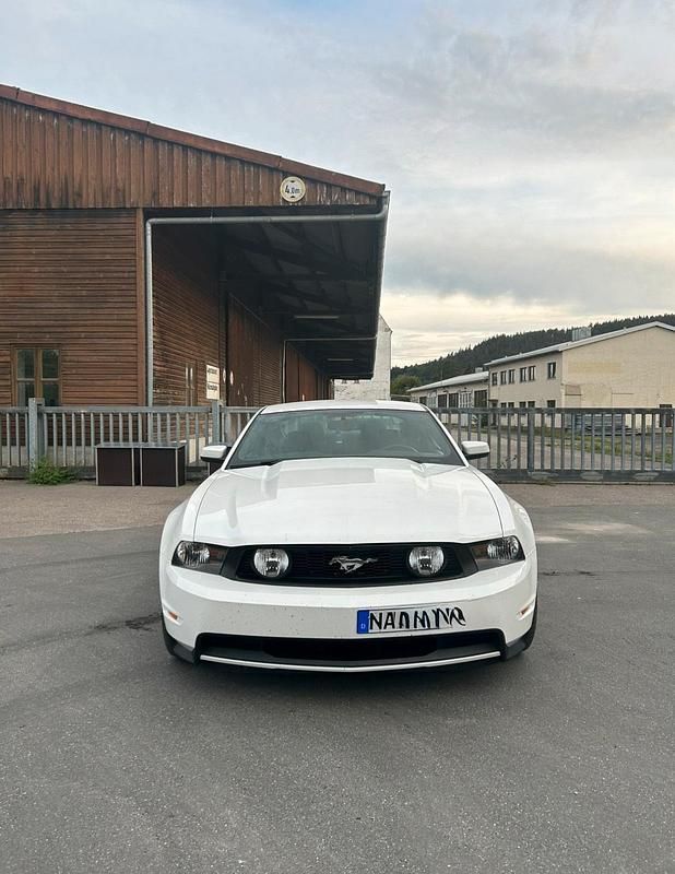 Weiß Gebraucht 2011 Ford Mustang GT Coupé | 18.850 € (Guter Preis) - Bild 1/4