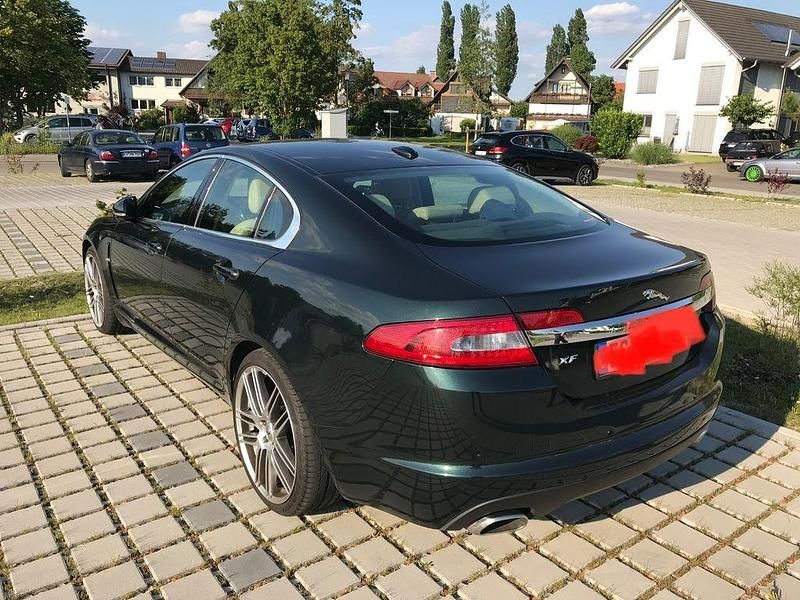Grün Gebraucht 2011 Jaguar XF Luxury Limousine | 14.600 € - Bild 1/4