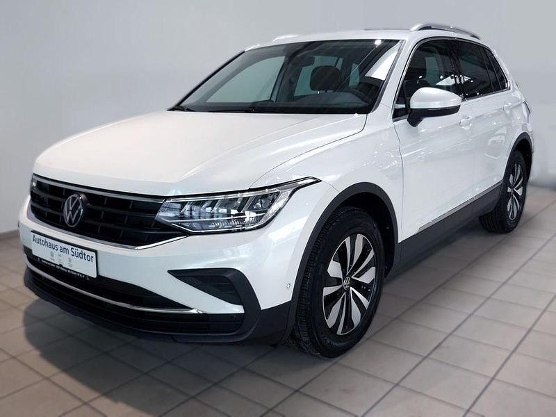 Gebraucht VW Tiguan Move 150 PS (110 kW) 2024 Oryxweiß perlmutteffekt (metallic) SUV
