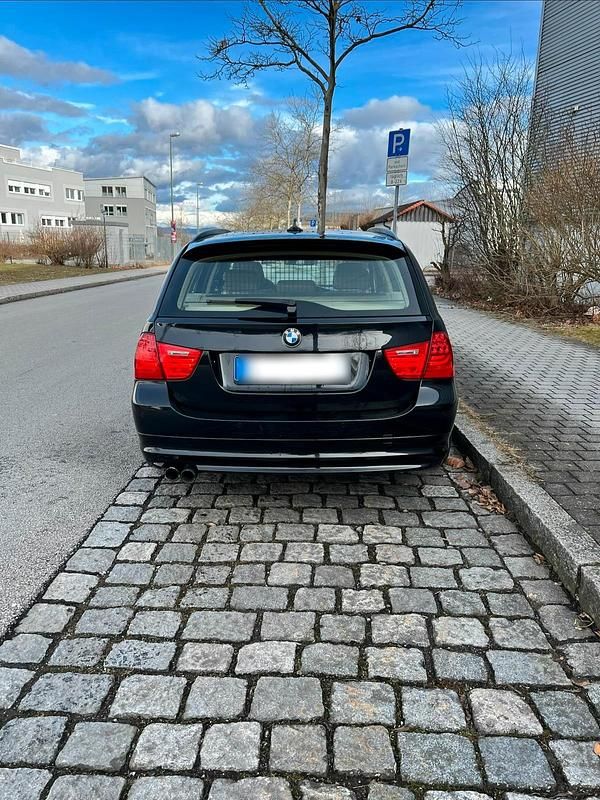 Gebraucht BMW 330 256 PS (188 kW) 2011 Schwarz Kombi